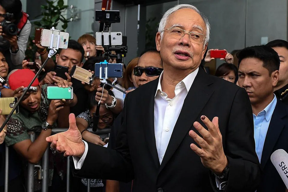 BERI KETERANGAN: Datuk Seri Najib bercakap dengan media selepas memberi keterangan di pejabat SPRM hari ini (24 Mei).