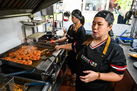 Cik Jessica Tan (kanan) dan Cik Norhaidah Ramlee, menyiapkan hidangan istimewa mereka, ‘Chicken Chop’. Sebagai wanita dalam industri makanan dan minuman (F&B) yang lazimnya dikuasai kaum lelaki, mereka perlu bekerja dua kali lebih keras untuk membuktikan kemahiran, ketahanan dan tempat mereka dalam dunia kulinari.