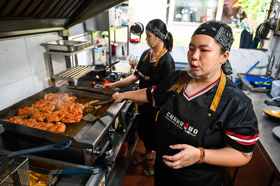 Cik Jessica Tan (kanan) dan Cik Norhaidah Ramlee, menyiapkan hidangan istimewa mereka, ‘Chicken Chop’. Sebagai wanita dalam industri makanan dan minuman (F&B) yang lazimnya dikuasai kaum lelaki, mereka perlu bekerja dua kali lebih keras untuk membuktikan kemahiran, ketahanan dan tempat mereka dalam dunia kulinari.