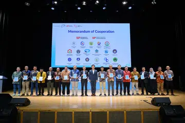 Menteri Negara (Perdagangan dan Perusahaan), Encik Alvin Tan (tengah, sut biru) di majlis pemeteraian Memorandum Kerjasama (MoC) antara Politeknik Singapura dan 17 Institut Pengajian Tinggi (IHL) Indonesia pada 17 Oktober di Pusat Konvensyen SP.