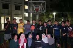 BERTIMBANG RASA: Anggota Salaam Sports memanfaatkan ruang bersama percuma, seperti sebuah gelanggang bola keranjang di Sengkang, untuk bersukan bersama. Pengasas kumpulan itu, Cik Hairawanie Hairudinsah (berkemeja-t merah) menghargai pengguna lain gelanggang itu yang mengingatkan mereka supaya berhenti bermain sebelum 10 malam. 