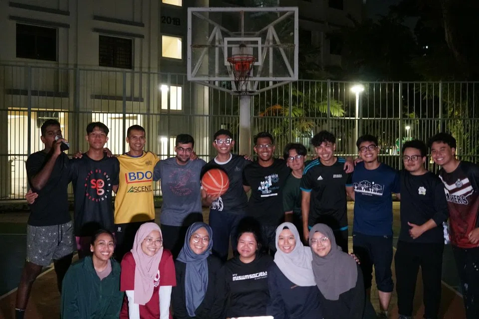 BERTIMBANG RASA: Anggota Salaam Sports memanfaatkan ruang bersama percuma, seperti sebuah gelanggang bola keranjang di Sengkang, untuk bersukan bersama. Pengasas kumpulan itu, Cik Hairawanie Hairudinsah (berkemeja-t merah) menghargai pengguna lain gelanggang itu yang mengingatkan mereka supaya berhenti bermain sebelum 10 malam. 