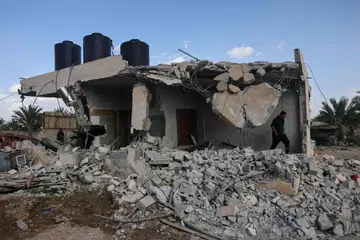 Seorang lelaki Palestin berdiri di atas runtuhan sebuah rumah yang dirobohkan oleh peneroka Israel di sebuah kampung di pinggir Jericho, di Tebing Barat yang diduduki Israel, pada 11 Februari 2026. 