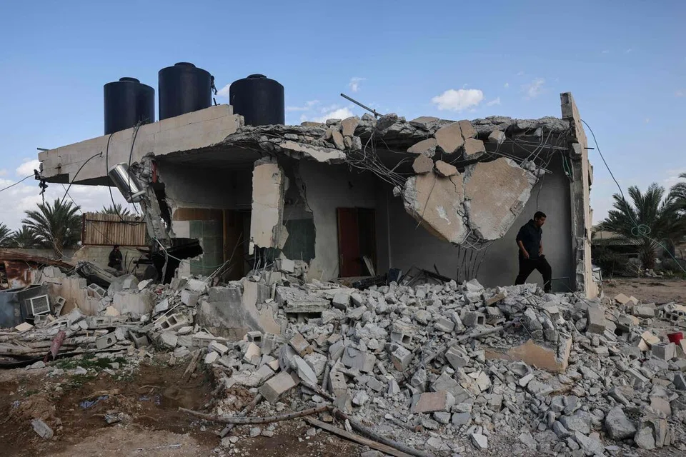 Seorang lelaki Palestin berdiri di atas runtuhan sebuah rumah yang dirobohkan oleh peneroka Israel di sebuah kampung di pinggir Jericho, di Tebing Barat yang diduduki Israel, pada 11 Februari 2026. 