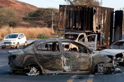 Pemandangan kereta dan sebuah trak yang hangus terbakar, dipercayai dibakar oleh kumpulan jenayah terancang sebagai tindak balas terhadap operasi menangkap sasaran keselamatan berkeutamaan tinggi, di lebuh raya berhampiran Acatlan de Juarez, negeri Jalisco, Mexico pada 22 Februari 2026. Tentera Mexico mengumumkan mereka telah membunuh raja dadah berpengaruh Nemesio “El Mencho” Oseguera dalam operasi yang mencetuskan gelombang keganasan di pelbagai bahagian negara pada hari yang sama. Lelaki bersenjata bertindak balas dengan menyekat lebih 20 jalan di barat Jalisco, termasuk kawasan Tapalpa, menggunakan kenderaan yang dibakar, dan keganasan turut merebak ke negeri lain.