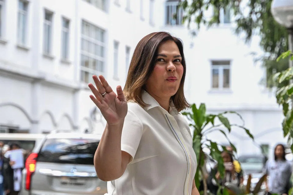 (FOTO FAIL) Naib Presiden Filipina, Sara Duterte, tiba untuk mengemukakan afidavit balas berhubung aduan oleh Biro Siasatan Kebangsaan (NBI) berkaitan dakwaan ancaman terhadap Presiden Filipina, Ferdinand Marcos Jr, di Jabatan Kehakiman di Manila pada 9 Mei 2025. Mahkamah tertinggi Filipina telah menghalang perbicaraan pemecatan terhadap Naib Presiden Sara Duterte di Dewan Senat yang dijadualkan berlangsung, dengan menyatakan bahawa ia melanggar peruntukan perlembagaan yang melarang prosiding pemecatan berulang dalam tahun yang sama, pada 25 Julai 2025.
