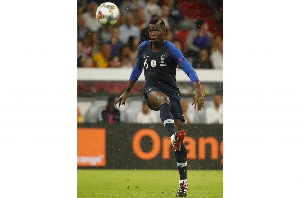 HUBUNGAN TEGANG: Hubungan Pogba (kiri) dengan pengurus pasukan kelabnya, Jose Mourinho, dilaporkan tegang terutama pada musim lalu yang menyaksikan tunggak midfield ini diketepikan daripada kesebelasan utama Manchester United. - Foto AFP