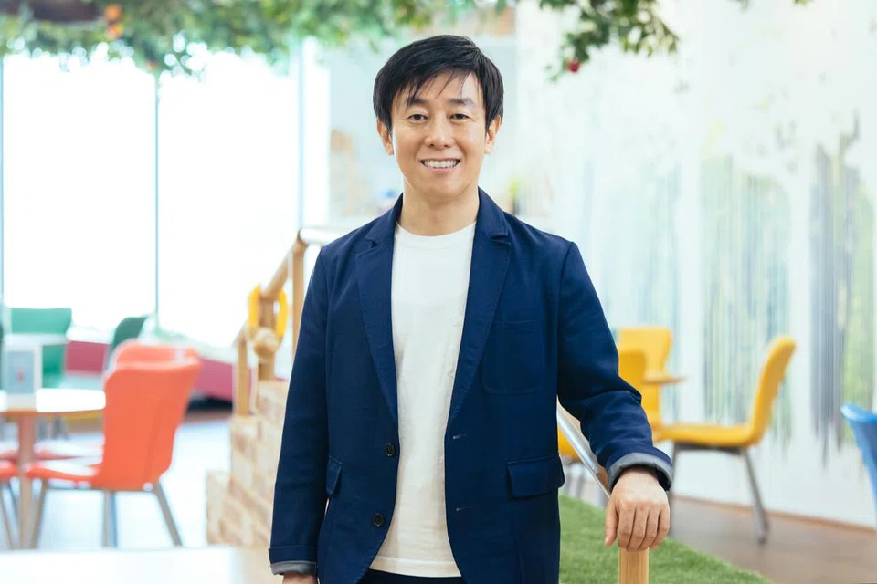 ENCIK AONO: Ketua Pegawai Eksekutif (CEO) syarikat mereka huraian sofwe, Cybozu Inc ini yang diasaskan bersama pada Ogos 1997 selepas bekerja selama beberapa tahun di Matsushita Denkou (kini Panasonic). Pada April 2005, beliau dilantik sebagai CEO dan mula menerajui pembaharuan gaya kerja syarikat itu. Pada 2011, beliau mengetuai Cybozu melalui peralihannya ke arah produk berasaskan awan utamanya, Kintone. Encik Aono juga penulis beberapa buku dalam bahasa Jepun mengenai kerja berpasukan dan kebahagiaan di tempat kerja, termasuk Chiimu no koto dake, kangaeta (Apa yang saya fikirkan hanyalah pasukan itu) dan Kaisha to iu monsutaa ga, watashitachi wo fukou ni shiteiru kamoshirenai (Raksasa yang dipanggil ‘syarikat’ mungkin membuat kita tidak bahagia).