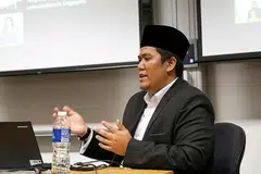 KONGSI ILMU AJARAN ISLAM: Ustaz Irwan Hadi memberi penjelasan kepada beberapa pertanyaan daripada peserta bukan Islam mengenai ketidakpastian mengenai ajaran Islam. - Foto FAKHRURADZI ISMAIL