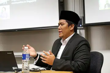 KONGSI ILMU AJARAN ISLAM: Ustaz Irwan Hadi memberi penjelasan kepada beberapa pertanyaan daripada peserta bukan Islam mengenai ketidakpastian mengenai ajaran Islam. - Foto FAKHRURADZI ISMAIL
