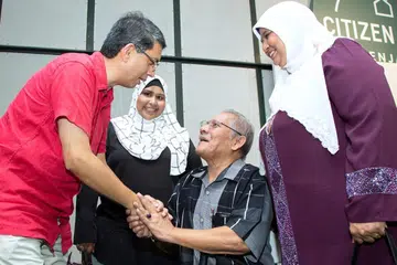 BINA MASA DEPAN ANAK TITIPAN: Dr Faishal (baju merah) bersama penerima Anugerah Semangat Kampung, Cik Hawa Bee Mohd Hussain (baju ungu) dan suaminya, Encik Rahim Moidin (duduk) dan anak mereka, Cik Wahedah Abdul Rahim (baju hitam) di majlis pelancaran PPIS Oasis - Centre for Fostering semalam. - Foto BH oleh ZALEHA ABDUL KADER