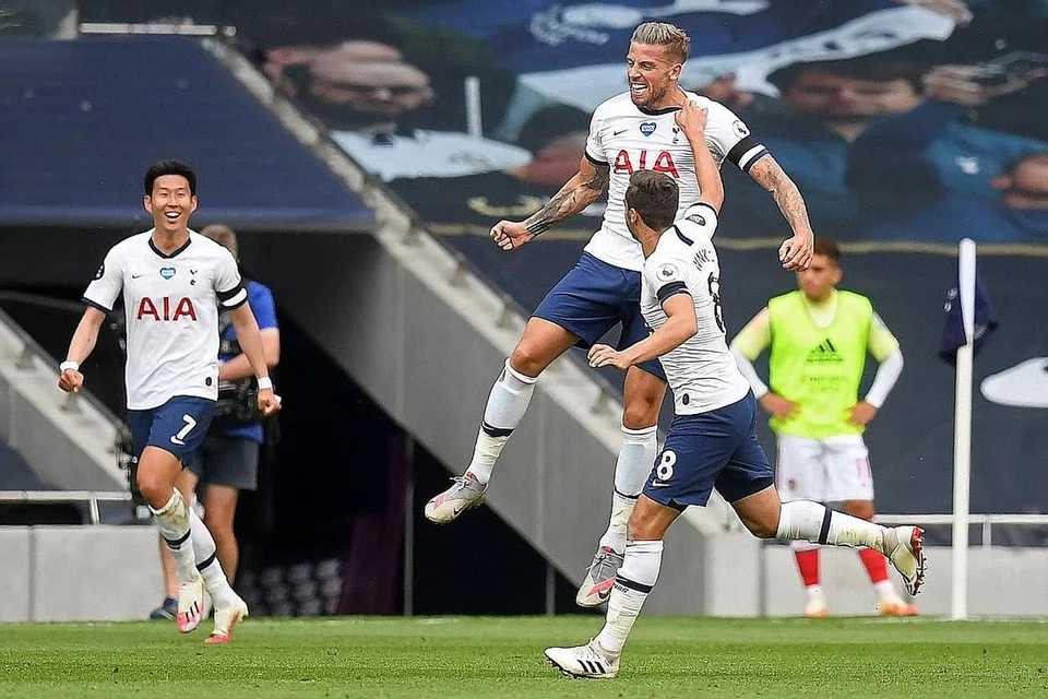 RAI JARINGAN: Pemain pertahanan Tottenham Hotspur, Toby Alderweireld (sedang melompat) meraikan dengan rakan sepasukannya setelah menjaringkan gol kemenangan dalam perlawanan antara Tottenham Hotspur dan Arsenal di Tottenham Hotspur Stadium di London. - Foto AFP