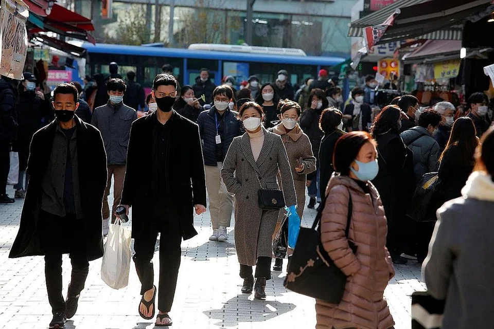 GELOMBANG KETIGA: Orang ramai memakai pelitup di sebuah pasar di Seoul pada 27 November. Korea Selatan sedang menyaksikan gelombang ketiga jangkitan Covid-19, dengan jumlah kes baru kelmarin tertinggi sejak ia memuncak Februari dan Mac lalu. - Foto REUTERS