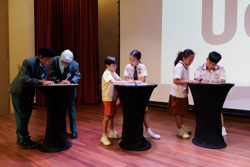 Sebanyak 22 sekolah rendah menyertai peraduan tersebut, dengan tiga pasukan, (dari kiri) Madrasah Irsyad Zuhri Al-Islamiah, Sekolah Rendah Junyuan dan Sekolah Rendah Ahmad Ibrahim, mara ke peringkat akhir.