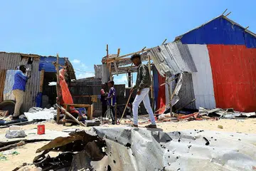 MISKIN DAN MELARAT: Sekumpulan orang dilihat berada di kawasan rumah yang musnah dibedil bom di luar kawasan Misi Kesatuan Afrika di Somalia di lapangan terbang Mogadishu, pada 25 Mac lalu. Somalia menghadapi kadar kemiskinan 73 peratus menurut perangkaan PBB. Negara ini punya 70 peratus jumlah penduduk berusia di bawah 30 tahun. Kadar pengangguran di kalangan remaja adalah 67 peratus, antara tertinggi di dunia. - Foto REUTERS