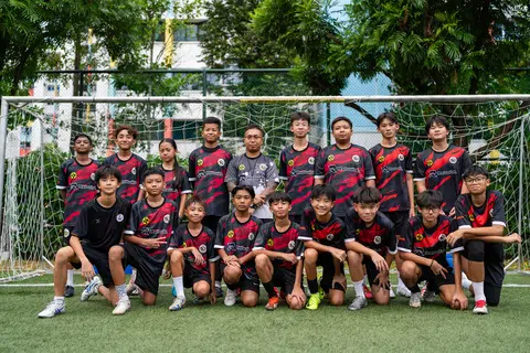 Sejak dimulakan pada Ogos 2023, sesi latihan bola sepak percuma yang dijalankan Encik Mohammad Azimmi Jamaluddin, pada setiap pagi Ahad, kini melatih lebih 250 kanak-kanak dan belia berusia antara lima dengan 14 tahun.