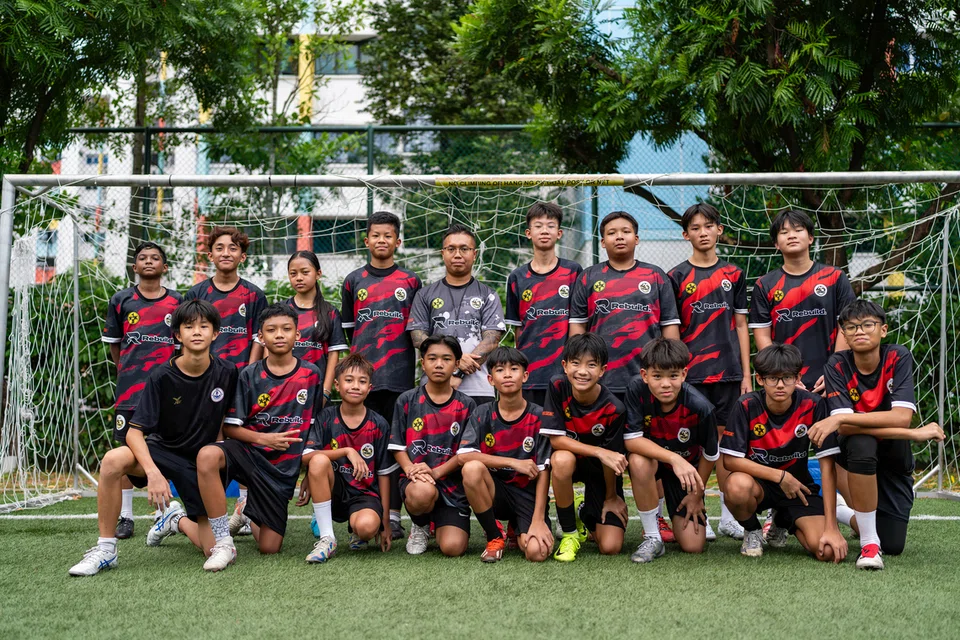 Sejak dimulakan pada Ogos 2023, sesi latihan bola sepak percuma yang dijalankan Encik Mohammad Azimmi Jamaluddin, pada setiap pagi Ahad, kini melatih lebih 250 kanak-kanak dan belia berusia antara lima dengan 14 tahun.