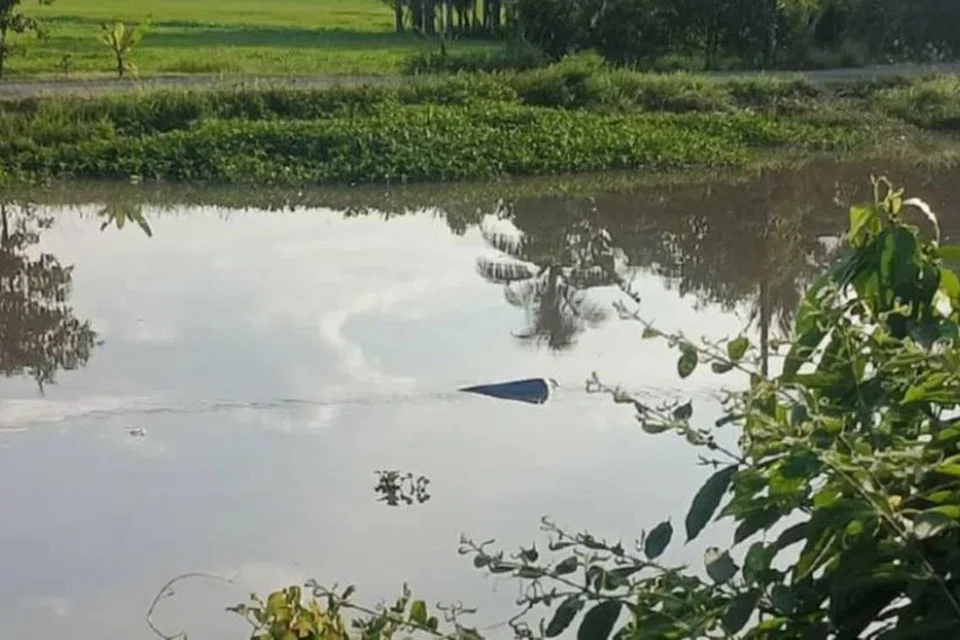 Kereta Proton Saga Iswara yang dinaiki enam beranak itu ditemui tenggelam dalam Sungai Korok, dekat Jitra, Kedah, yang hanya menampakkan bahagian atas bumbung kereta.