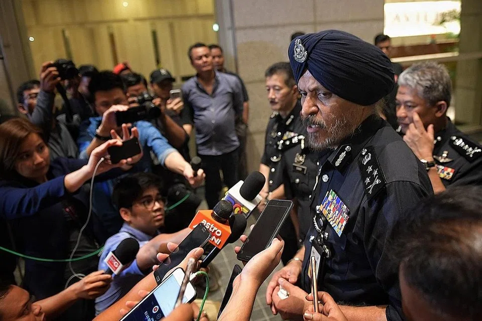 TAKLIMAT: Pengarah Jabatan Siasatan Jenayah Komersial (JSJK) Bukit Aman, Datuk Seri Amar Singh Ishar Singh berkata polis telah memeriksa enam premis yang ada kaitan dengan keluarga Datuk Najib sejak Rabu - Pejabat Perdana Menteri (PMO), kediaman Datuk Najib di Taman Duta dan empat lagi kediaman yang ada kaitan dengannya. - Foto BH oleh ARIFFIN JAMAR