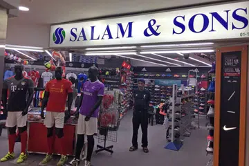 CABARAN NIAGA: Syarikat barangan sukan, Nike, tidak akan membekalkan barangan kepada peruncit kecil mulai Januari 2017. Keputusan syarikat gergasi sukan Amerika itu merupakan satu tamparan kepada peniaga kecil seperti pemilik kedai sukan Salam & Sons. - Foto THE BUSINESS TIMES