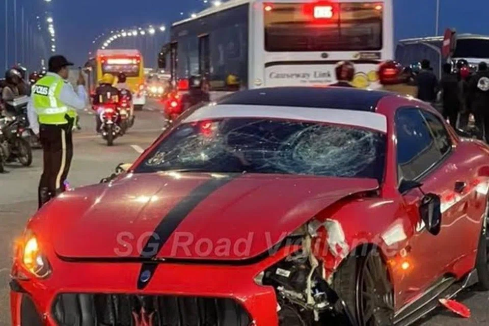 Kereta Maserati yang berdaftar di Singapura dilihat dalam keadaan cermin depannya pecah dan bonet yang rosak. 