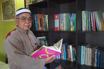 Encik Ismail Mahat, 62 tahun, yang baru selesai program Diploma Pengajian Islam secara sambilan pada tahun lalu dan kini menyertai program Sijil Pengajian Al-Quran - Foto BH oleh NUR DIYANA TAHA