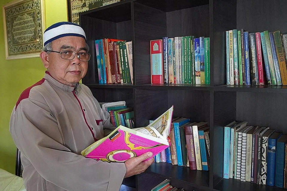 Encik Ismail Mahat, 62 tahun, yang baru selesai program Diploma Pengajian Islam secara sambilan pada tahun lalu dan kini menyertai program Sijil Pengajian Al-Quran - Foto BH oleh NUR DIYANA TAHA