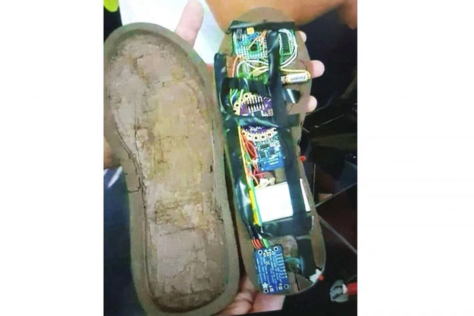 GAMBAR BOM KASUT: Kumpulan lapan warga Indonesia itu ditahan di Pusat Pemeriksaan Woodlands pada Selasa lalu setelah pegawai menjumpai "gambar-gambar yang menimbulkan keprihatinan dari segi keselamatan, termasuk bom yang diletak pada kasut serta para pejuang kumpulan pengganas ISIS" dalam telefon bimbit salah seorang daripada mereka. - Foto-foto INTERNET