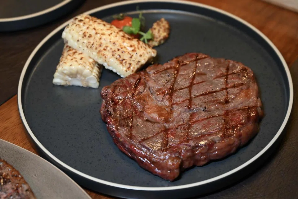 Hidangan ‘Stone Axe Ribeye’ oleh ASAP & Co. 