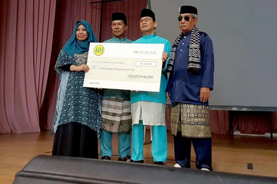 KUMPUL DANA: Wakil-wakil keluarga besar Allahyarham Atan Mohd Yassin, Allahyarham Ibrahim Jabbar dan Allahyarham Moha Mohd mengumpul dana bagi Darul Ma'wa. - Foto ihsan MOHAMMAD ALFA RAMLI