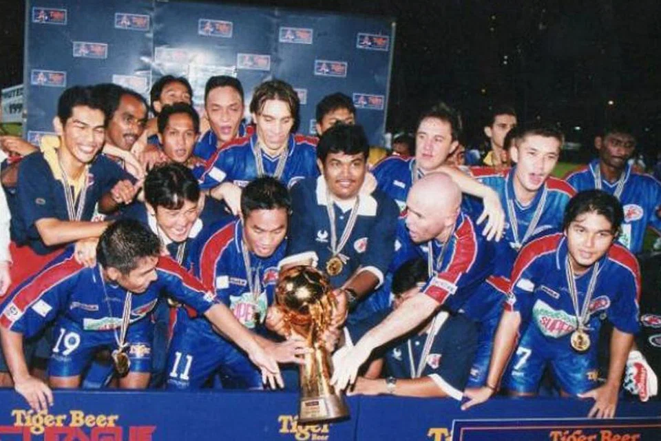 SANG JUARA: Aidil Sharin (paling kanan) serta rakan sepasukan meraikan kejayaan Home United muncul juara Liga-S (kini dikenali sebagai Liga Perdana Singapura) pada 1999. - Foto fail. 