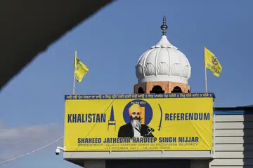 SEMAKIN TEGANG: Sepanduk yang memaparkan imej pemimpin Sikh, Encik Hardeep Singh Nijjar dipasang di kuil di Surrey British Columbia, tempat mendiang dibunuh pada Jun.
