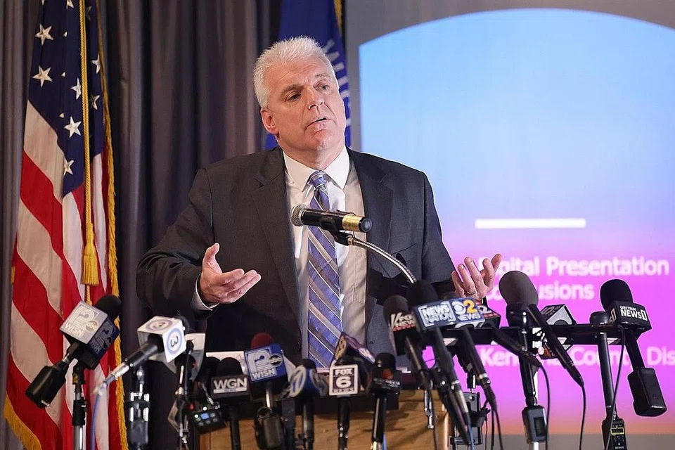 JELASKAN PENDIRIAN: Peguam Daerah Kenosha, Encik Michael Graveley, mengumumkan pihaknya tidak akan kenakan sebarang tuduhan ke atas anggota polis Encik Rusten Sheskey, setelah beliau didapati bertindak mempertahan diri semasa menembak Encik Blake tujuh kali pada jarak dekat. - Foto AFP