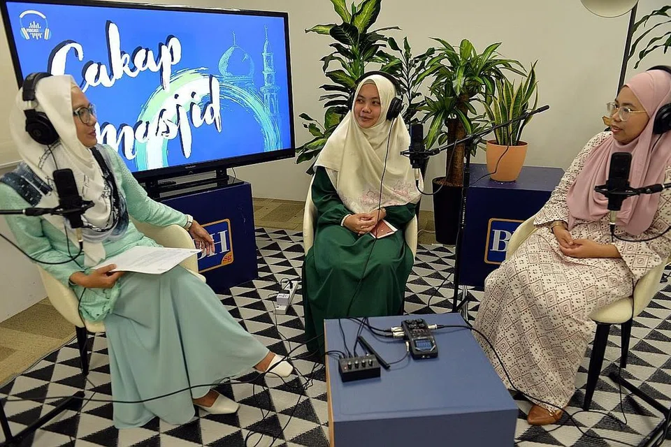 TREND DAGING: Ustazah Nur Hidayah Azman (tengah) dan Ustazah Nursyahiirah Ismail (kanan) semasa rakaman podcast bersama hos Cakap Masjid, koresponden BH, Cik Shahida Sarhid. - Foto BH oleh NUR HUMAIRA SAJAT