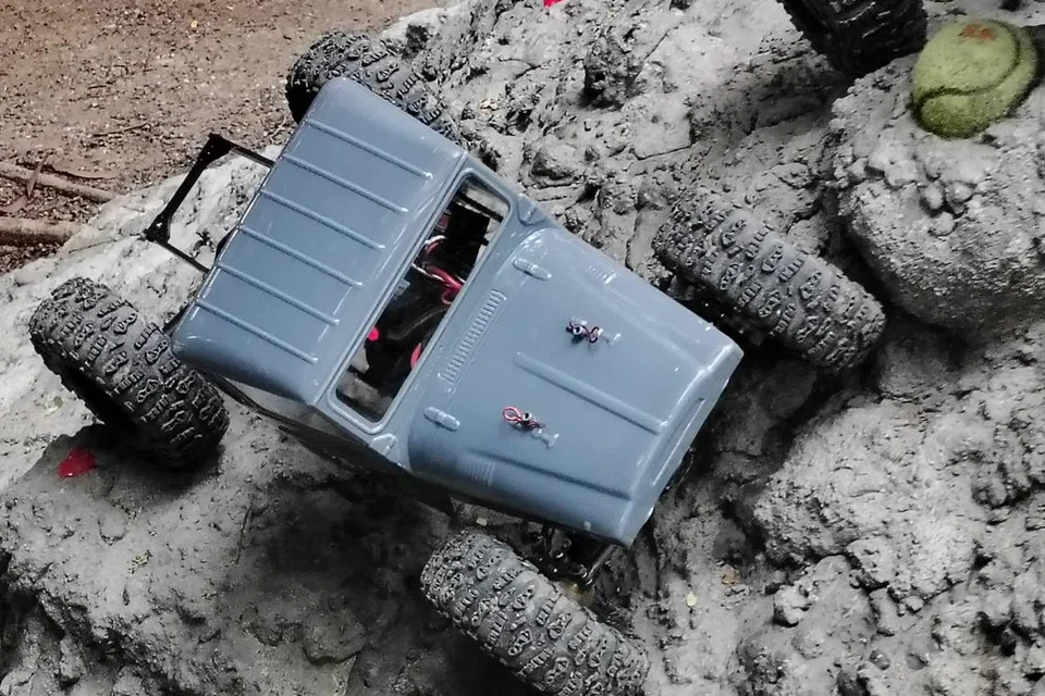Robot kereta kawalan jauh pertama yang dibina Ariq pada 2023. 