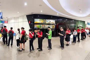 Orang ramai kelihatan beratur untuk menaiki bas ulang-alik di pusat pertukaran bas Bukit Panjang pada 18 Mei, menyusuli kejadian seorang lelaki maut selepas terjatuh di depan kereta api yang sedang bergerak di laluan LRT Bukit Panjang. Kejadian itu sekali gus menjejas perkhidmatan antara stesen Senja dengan Bukit Panjang selama sekitar empat jam. Pada 10.17 pagi, SMRT Corporation memaklumkan bahawa perkhidmatan kereta api antara stesen Senja dengan Petir telah disambung semula bagi kedua-dua arah dan perkhidmatan bas biasa percuma serta bas ulang-alik telah dihentikan.