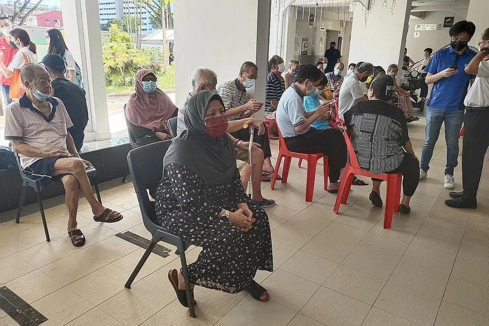 AMBIL DOS PENGGALAK: Cik Aminah Jumaat antara warga emas yang dilihat mengambil suntikan vaksin atau penggalak Covid-19 di pusat vaksin mudah alih di Nee Soon Central semalam.- Foto BH oleh NUR DHUHA ESOOF