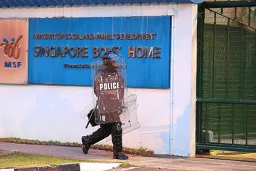 DIJATUHKAN HUKUMAN: Dua penghuni Singapore Boys' Home dijatuhkan hukuman latihan reformasi selama setahun semalam atas tuduhan merusuh dan dua tuduhan vandalisme. - Foto fail