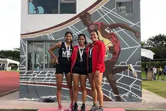 CATAT REKOD PERIBADI: Haanee (tengah) bergambar bersama pesaing lain, Tanishe Moghe (kiri) dan Gwendolyn Lim selepas perlumbaan pecut 100 meter puteri pada 11 Januari lalu. - Foto HAMKAH AFIK