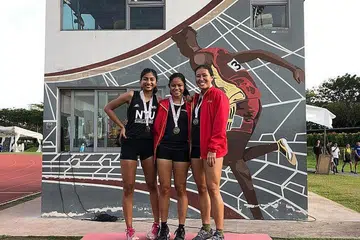 CATAT REKOD PERIBADI: Haanee (tengah) bergambar bersama pesaing lain, Tanishe Moghe (kiri) dan Gwendolyn Lim selepas perlumbaan pecut 100 meter puteri pada 11 Januari lalu. - Foto HAMKAH AFIK