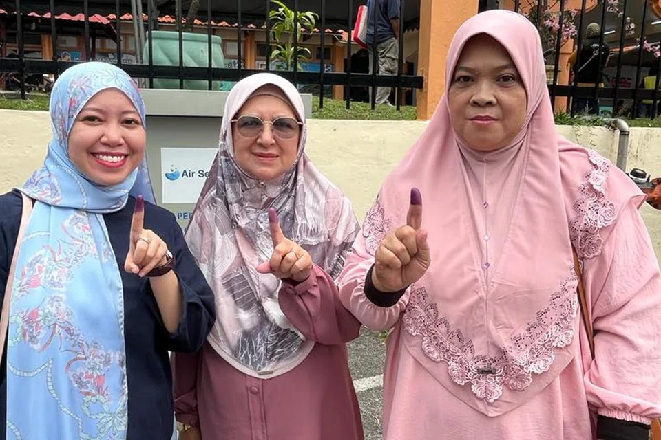 SAMA MATLAMAT: (Dari kiri) Cik Azrima Aziz, 30 tahun, dan ibunya, Cik Asparila Hashim, 60 tahun, serta jiran mereka, Cik Latifah Noor Ali, 60 tahun, berharap sudah membuat pilihan tepat di kertas undi pada Pilihan Raya Negeri Selangor pada Sabtu.