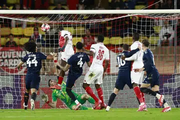 Pemain Monaco, Wilfried Singo menanduk dan menjaringkan gol ketika aksi Liga Juara-Juara Eropah menentang Aston Villa di Stade de Louis II, Monaco. 