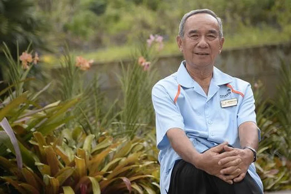 BEKALAN USIA SENJA: Encik Jamil ceburi bidang landskap lepas bersara untuk terus bekerja. - Foto THE STRAITS TIMES