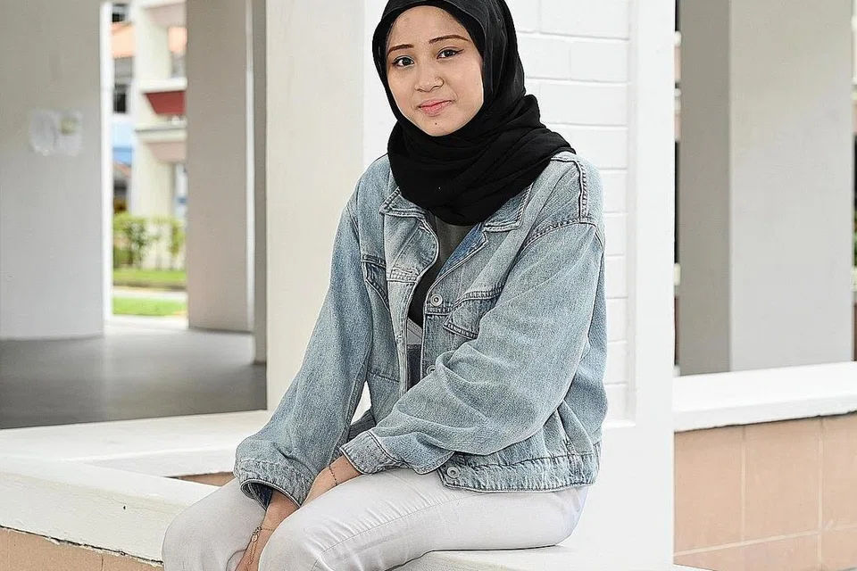 Foto SHIN MIN DAILY NEWS BELAJAR SELOK BELOK NIAGA: Cik Qasrina mula bekerja pada usia 15 tahun bersama ayahnya, Encik Rahman Razali. Beliau kini sedang belajar selok-belok perniagaan daripada ayahnya, dan berharap untuk meneruskan pengajian dalam perniagaan di ITE. - Foto BH oleh KHALID BABA