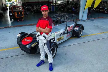 MENYERLAH: Sekalipun 'berehat' dua tahun daripada sukannya ini, Daim kekal cemerlang apabila memenangi dua perlumbaan siri Sukan Motor Caterham Prince Lubricants yang diadakan di Litar Sepang, Malaysia, bulan lalu. - Foto-foto INRAN BAGHA