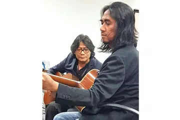 SAMPAIKAN ILMU MUZIK: Art Fazil (kanan) bersama Profesor Dr Wan Zawawi Ibrahim, pensyarah bidang sosiologi dan anthropologi di Universiti Brunei Darussalam. Profesor Dr Wan Zawawi mengundang Art Fazil mengunjungi universiti itu untuk menyampaikan ceramah mengenai muzik kepada mahasiswa di sana. - Foto ihsan ART FAZIL