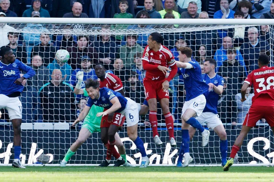 Kapten Liverpool, Virgil van Dijk (tengah), menjaringkan gol kedua pasukannya pada minit ke-100, dalam perlawanan antara Liverpool dengan Everton, di Stadium Hill Dickinson, Liverpool, pada 19 April.