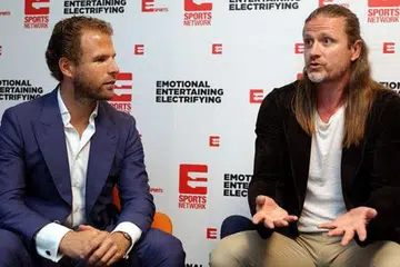 PILIH ARSENAL: Pemenang Piala Dunia bersama Perancis, Emmanuel Petit (kanan), memberi pandangannya semasa di majlis pelancaran rangkaian saluran TV baru, Eleven Sports Network. Bersamanya ialah Pengarah Urusan Kumpulan rangkaian saluran baru itu, Danny Menken. - Foto ELEVEN SPORTS NETWORK