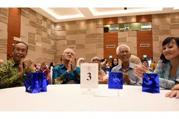 PARA TAMU: Antara yang hadir di majlis perjumpaan Hari Raya bagi alumni Sekolah Menengah Sang Nila Utama ialah Duta Kelana Singapura ke Kenya, Encik Yatiman Yusof (kiri) dan mantan Anggota Parlimen Haji Wan Hussin Haji Zoohri (dua dari kiri). - Foto BH oleh MALCOLM MCLEOD