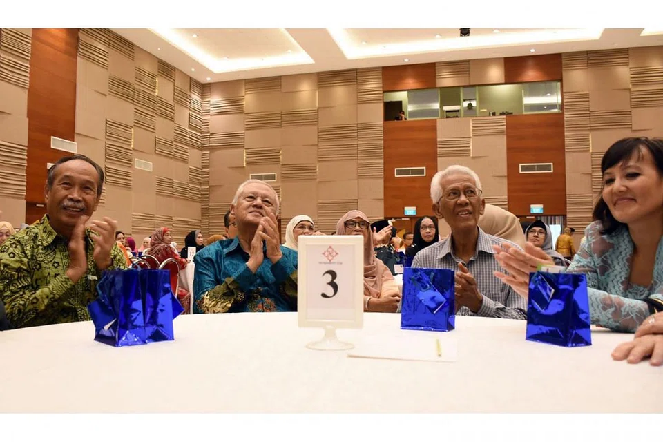PARA TAMU: Antara yang hadir di majlis perjumpaan Hari Raya bagi alumni Sekolah Menengah Sang Nila Utama ialah Duta Kelana Singapura ke Kenya, Encik Yatiman Yusof (kiri) dan mantan Anggota Parlimen Haji Wan Hussin Haji Zoohri (dua dari kiri). - Foto BH oleh MALCOLM MCLEOD